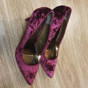 Burgundy velvet Carlos by Carlos Santana pumps